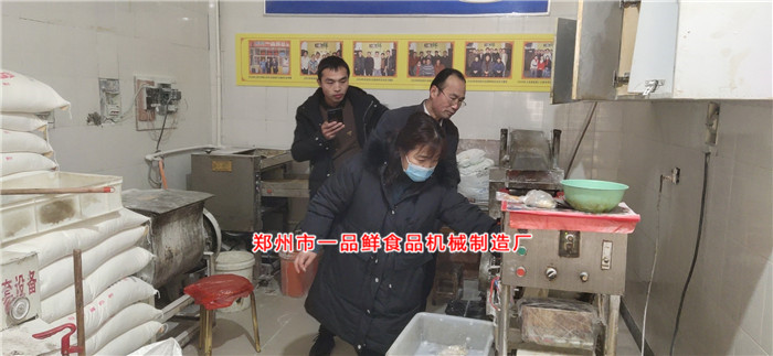 商丘客戶(hù)做面條批發(fā)考察一品鮮燴面機(jī)(圖1) 商丘客戶(hù)做面條批發(fā)考察一品鮮燴面機(jī)(圖1)