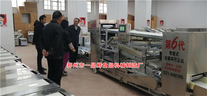 商丘客戶(hù)做面條批發(fā)考察一品鮮燴面機(jī)(圖3) 商丘客戶(hù)做面條批發(fā)考察一品鮮燴面機(jī)(圖3)