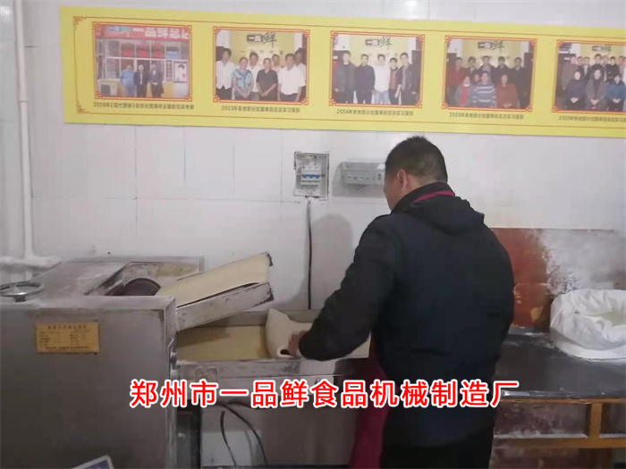 改行做面食批發(fā)的客戶選擇一品鮮燴面機(jī)(圖1) 改行做面食批發(fā)的客戶選擇一品鮮燴面機(jī)(圖1)