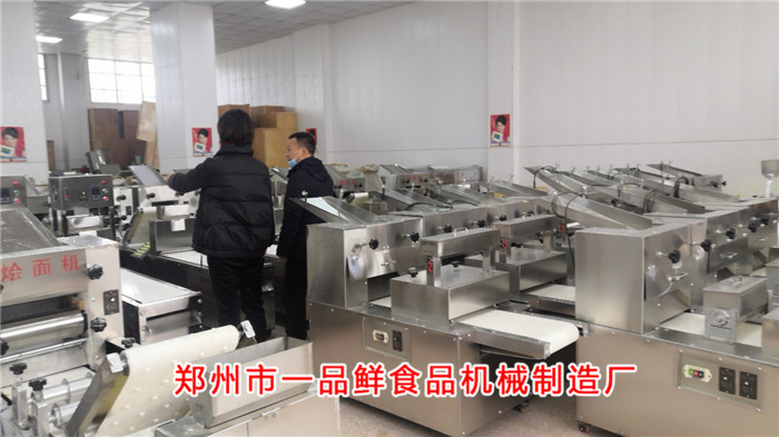 改行做面食批發(fā)的客戶選擇一品鮮燴面機(jī)(圖3) 改行做面食批發(fā)的客戶選擇一品鮮燴面機(jī)(圖3)