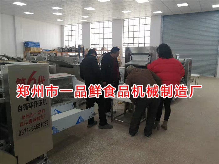 廣州的老客戶考察大型揉壓機(jī)(圖1) 廣州的老客戶考察大型揉壓機(jī)(圖1)