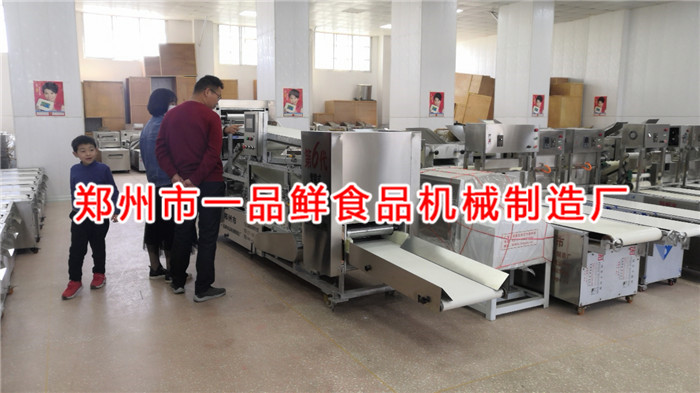 登封客戶考察5型燴面機(jī)(圖2) 登封客戶考察5型燴面機(jī)(圖2)