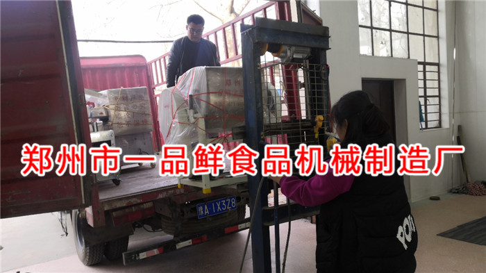 山西長治客戶訂購的1型面館用燴面機(jī)發(fā)貨啦(圖3) 山西長治客戶訂購的1型面館用燴面機(jī)發(fā)貨啦(圖3)