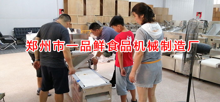 師傅演示燴面機(jī)操作 師傅演示燴面機(jī)操作