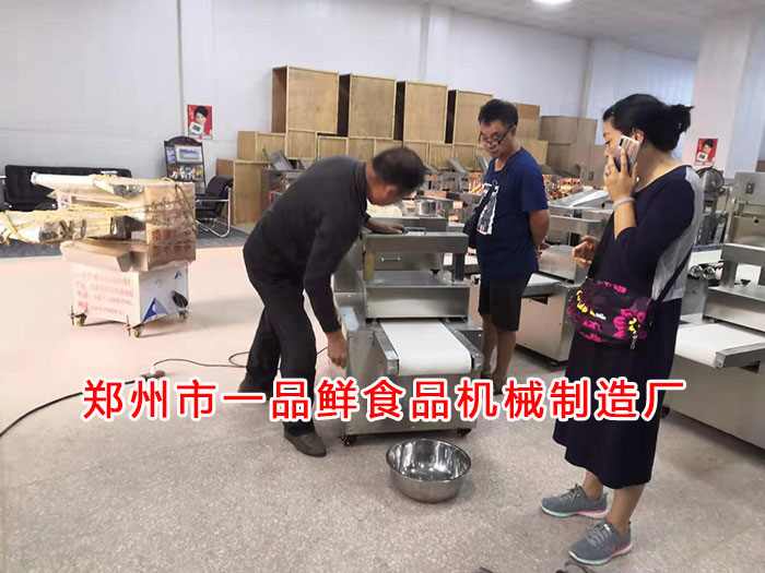 師傅現(xiàn)場調(diào)試機(jī)器 師傅現(xiàn)場調(diào)試機(jī)器