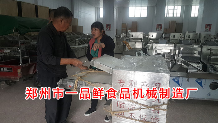 師傅演示機(jī)器操作 師傅演示機(jī)器操作