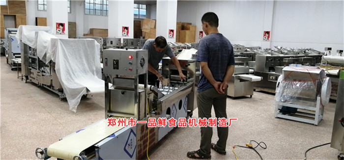 師傅調(diào)試機器設(shè)備 師傅調(diào)試機器設(shè)備