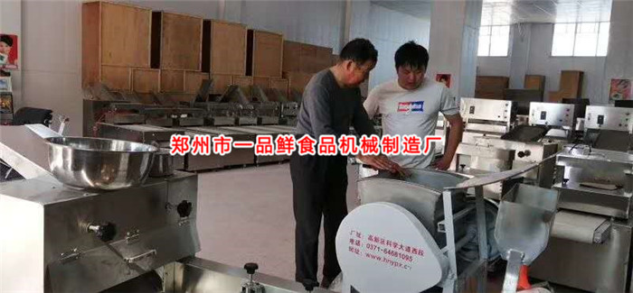 師傅講解設(shè)備操作 師傅講解設(shè)備操作