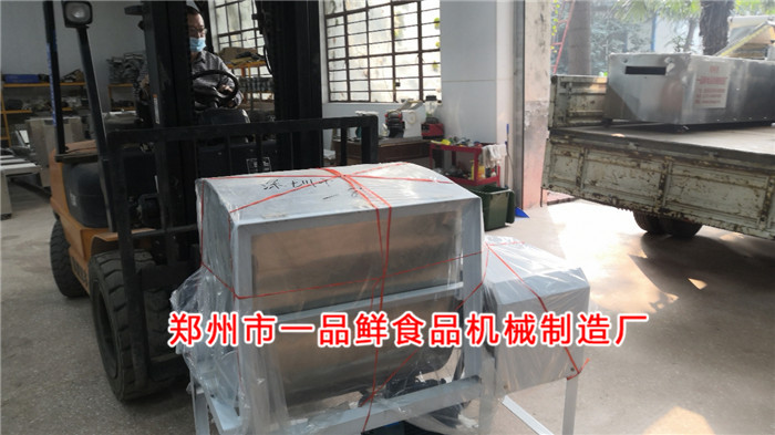 配料機(jī)裝車中 配料機(jī)裝車中