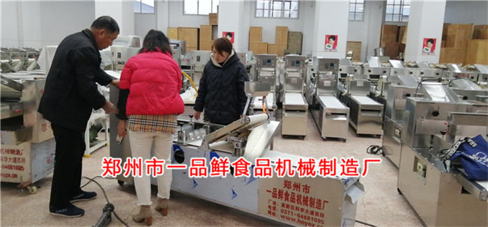 多功能燴面機(jī)調(diào)試中 多功能燴面機(jī)調(diào)試中