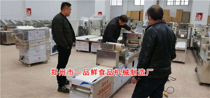 客戶訂購(gòu)燴面機(jī)開(kāi)始調(diào)試 客戶訂購(gòu)燴面機(jī)開(kāi)始調(diào)試