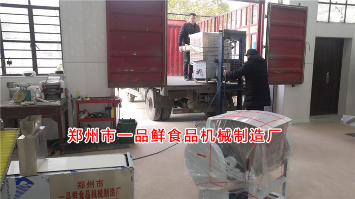 客戶訂購的燴面機設(shè)備開始裝車 客戶訂購的燴面機設(shè)備開始裝車