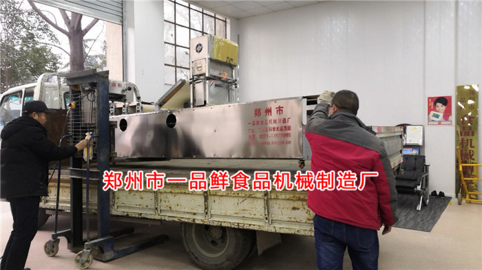 燴面機裝車中 燴面機裝車中