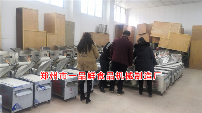 洛陽(yáng)飯店老板考察燴面機(jī) 洛陽(yáng)飯店老板考察燴面機(jī)