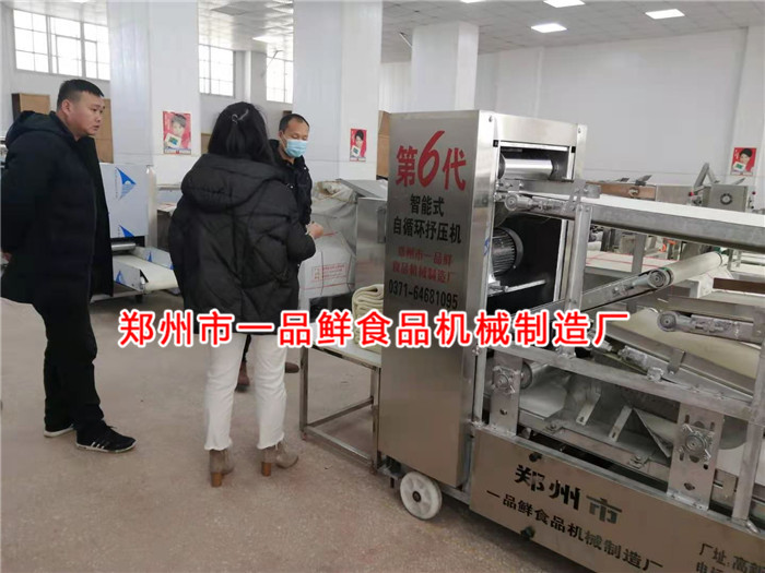 客戶考察智能式自循環(huán)揉壓機 客戶考察智能式自循環(huán)揉壓機