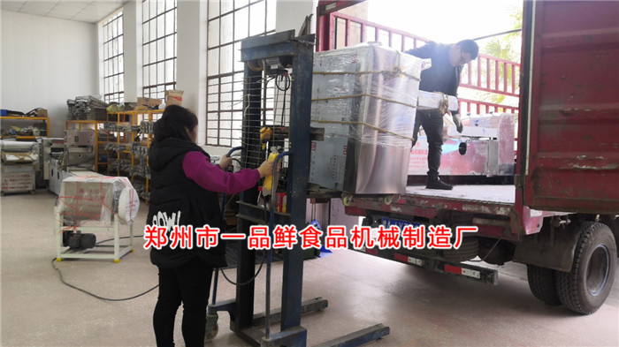 客戶的揉壓機裝車中 客戶的揉壓機裝車中