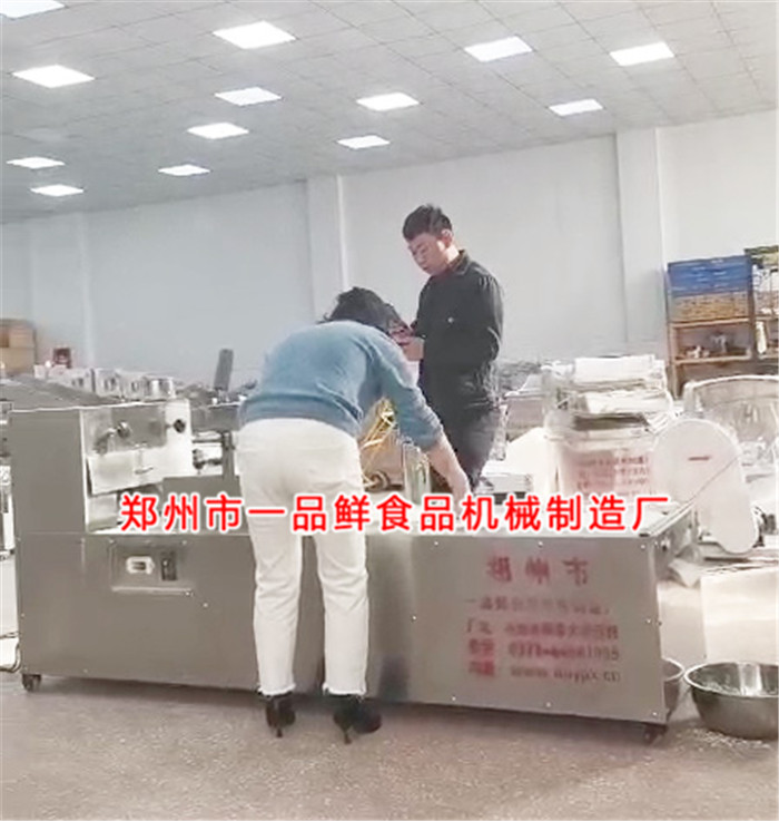 多功能拉條機(jī)設(shè)備調(diào)試中 多功能拉條機(jī)設(shè)備調(diào)試中