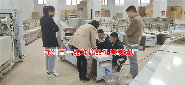 客戶訂購的燴面機開始調(diào)試 客戶訂購的燴面機開始調(diào)試