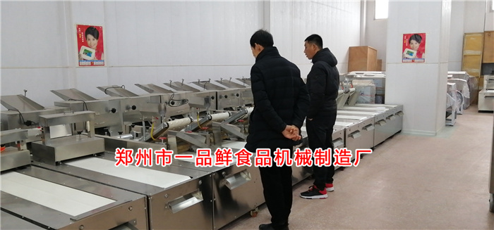 周口客戶來(lái)到一品鮮設(shè)備展廳 周口客戶來(lái)到一品鮮設(shè)備展廳