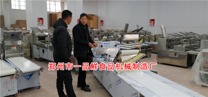 客戶考察燴面機(jī)多功能拉條機(jī) 客戶考察燴面機(jī)多功能拉條機(jī)