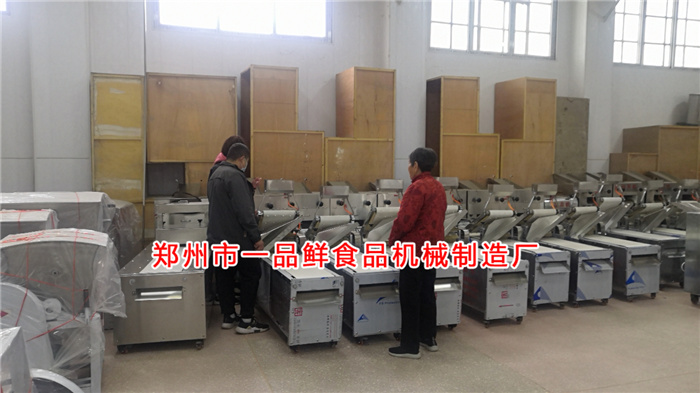 客戶在一品鮮設(shè)備展廳 客戶在一品鮮設(shè)備展廳