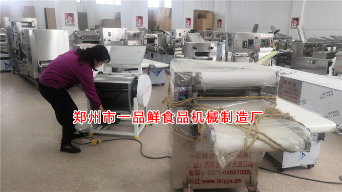 客服人員對設(shè)備進(jìn)行生產(chǎn)調(diào)試 客服人員對設(shè)備進(jìn)行生產(chǎn)調(diào)試