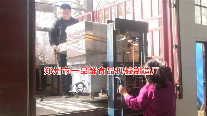 燴面機(jī)配套設(shè)備開始裝車 燴面機(jī)配套設(shè)備開始裝車