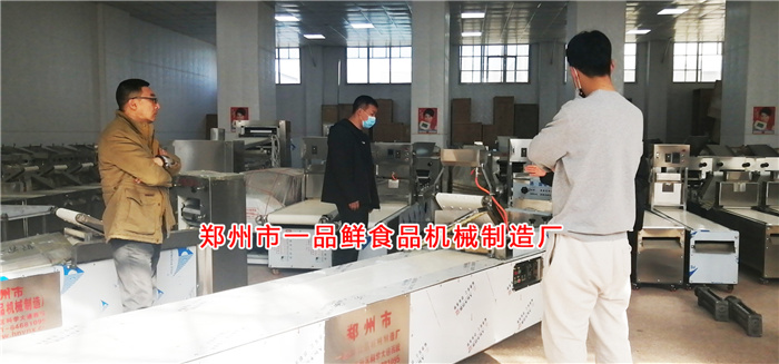 陜西客戶考察多功能扯面機(jī) 陜西客戶考察多功能扯面機(jī)