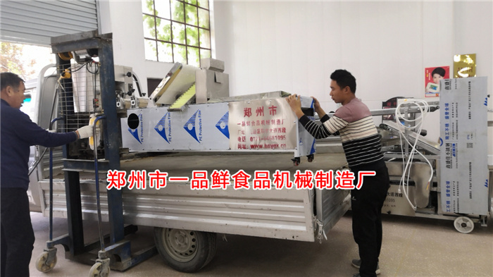 許昌客戶訂購的燴面機(jī)裝車中 許昌客戶訂購的燴面機(jī)裝車中