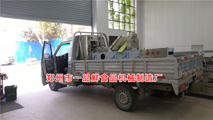 燴面機(jī)裝車完畢即將發(fā)往目的地 燴面機(jī)裝車完畢即將發(fā)往目的地