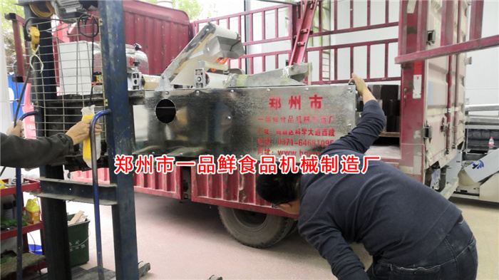 燴面機(jī)調(diào)試完畢裝車發(fā)往目的地 燴面機(jī)調(diào)試完畢裝車發(fā)往目的地