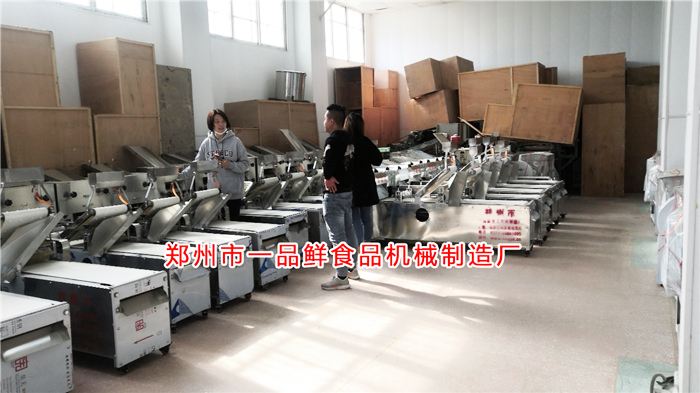 三門峽客戶考察燴面機(jī) 三門峽客戶考察燴面機(jī)