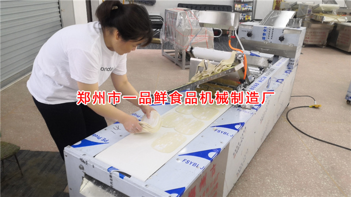 工作人員對客戶訂購設備進行調試生產 工作人員對客戶訂購設備進行調試生產