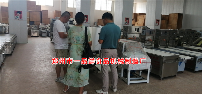 四川老客戶考察燴面機流水線 四川老客戶考察燴面機流水線