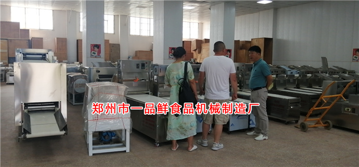 四川老客戶考察燴面機流水線 四川老客戶考察燴面機流水線