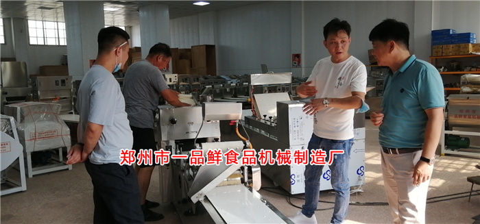 師傅現(xiàn)場演示設(shè)備生產(chǎn)操作 師傅現(xiàn)場演示設(shè)備生產(chǎn)操作