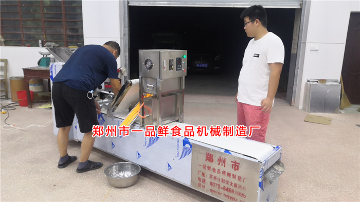 新鄭客戶定購(gòu)的燴面機(jī)生產(chǎn)調(diào)試中 新鄭客戶定購(gòu)的燴面機(jī)生產(chǎn)調(diào)試中