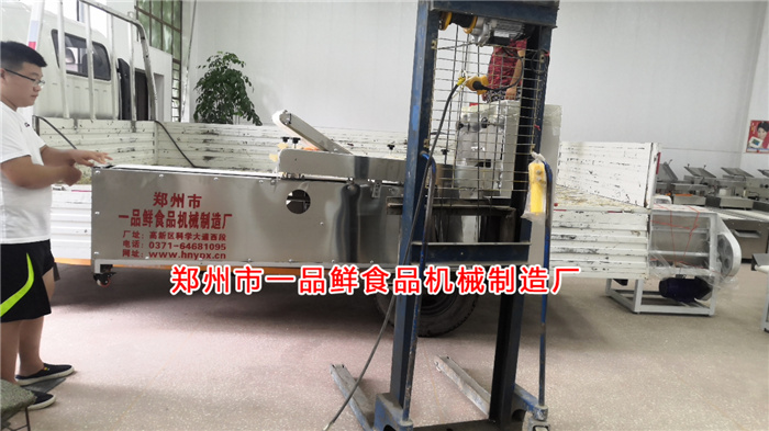 多功能扯面成型機(jī)裝車中 多功能扯面成型機(jī)裝車中