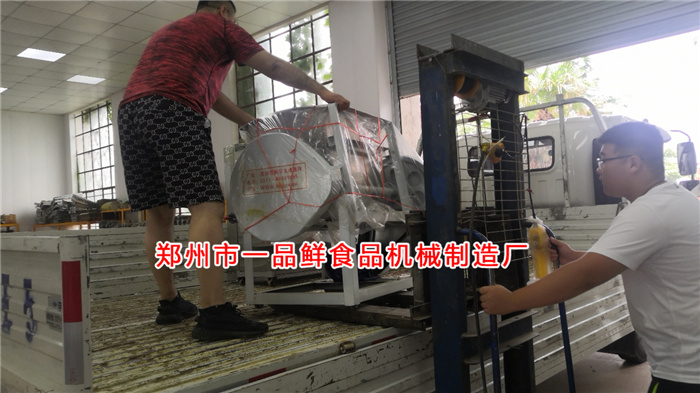 和面機(jī)裝車中 和面機(jī)裝車中