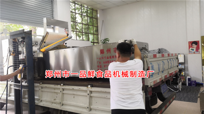 多功能燴面機(jī)裝車發(fā)往目的地 多功能燴面機(jī)裝車發(fā)往目的地